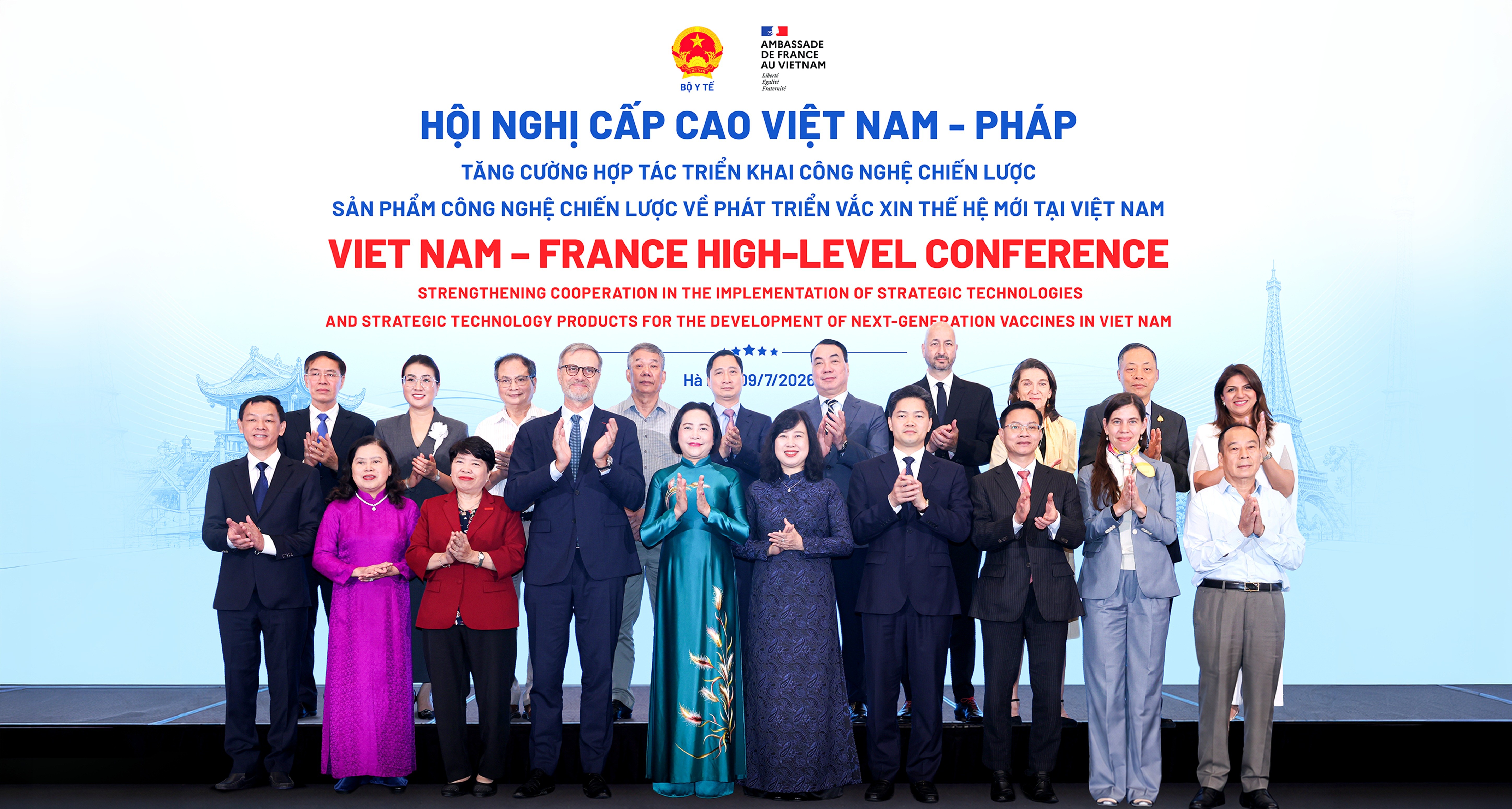 Hội nghị cấp cao với sự tham dự của lãnh đạo Đảng, Nhà nước, Chính phủ, Quốc hội; lãnh đạo các ban, bộ, ngành Trung ương; Bộ Y tế Việt Nam; Đại sứ quán Cộng hòa Pháp tại Việt Nam; đại diện Tổ chức Y tế Thế giới (WHO), Quỹ Nhi đồng Liên Hợp Quốc (UNICEF); các chuyên gia, nhà khoa học, Tập đoàn Dược phẩm Sanofi và Công ty Vắc xin Việt Nam (VNVC). Hội nghị cấp cao với sự tham dự của lãnh đạo Đảng, Nhà nước, Chính phủ, Quốc hội; lãnh đạo các ban, bộ, ngành Trung ương; Bộ Y tế Việt Nam; Đại sứ quán Cộng hòa Pháp tại Việt Nam; đại diện Tổ chức Y tế Thế giới (WHO), Quỹ Nhi đồng Liên Hợp Quốc (UNICEF); các chuyên gia, nhà khoa học, Tập đoàn Dược phẩm Sanofi và Công ty Vắc xin Việt Nam (VNVC).
