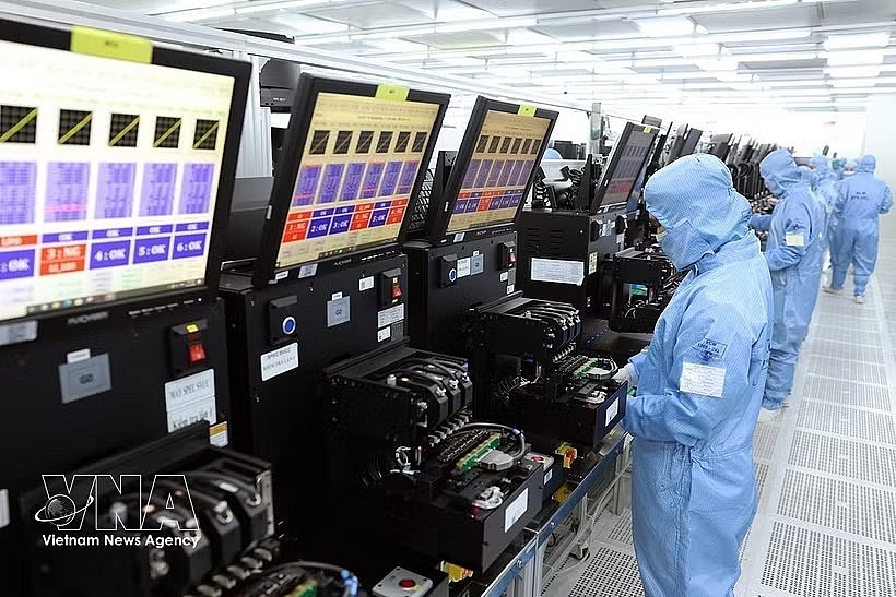 Workers on a production line manufacturing camera modules and electronic components for export at a factory of MCNEX VINA Co., Ltd.. of the Republic of Korea in Phuc Son Industrial Park, Ninh Binh province. (Photo: VNA)