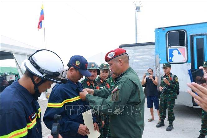 Trung tá Raúl Serrano Chacón, thuộc Bộ Tư lệnh Vệ binh Tổng thống - Điều phối viên Đoàn cứu nạn, cứu hộ Việt Nam, đã chủ trì Lễ trao Huy chương “Anh hùng Venezuela” hạng Nhất tặng Đoàn cứu nạn, cứu hộ Việt Nam và hạng Nhì tặng các thành viên trong đoàn, ngày 6/7. Ảnh: Phi Hùng/PV TTXVN tại Venezuela Trung tá Raúl Serrano Chacón, thuộc Bộ Tư lệnh Vệ binh Tổng thống - Điều phối viên Đoàn cứu nạn, cứu hộ Việt Nam, đã chủ trì Lễ trao Huy chương “Anh hùng Venezuela” hạng Nhất tặng Đoàn cứu nạn, cứu hộ Việt Nam và hạng Nhì tặng các thành viên trong đoàn, ngày 6/7. Ảnh: Phi Hùng/PV TTXVN tại Venezuela