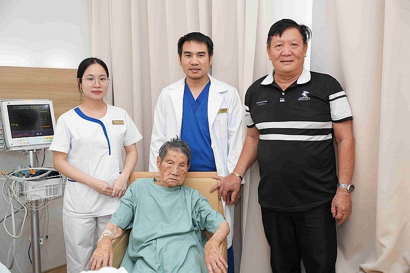 Cụ bà 103 tuổi chiến thắng ung thư dạ dày nhờ điều trị đa chuyên khoa tại Vinmec Hải Phòng Cụ bà 103 tuổi chiến thắng ung thư dạ dày nhờ điều trị đa chuyên khoa tại Vinmec Hải Phòng