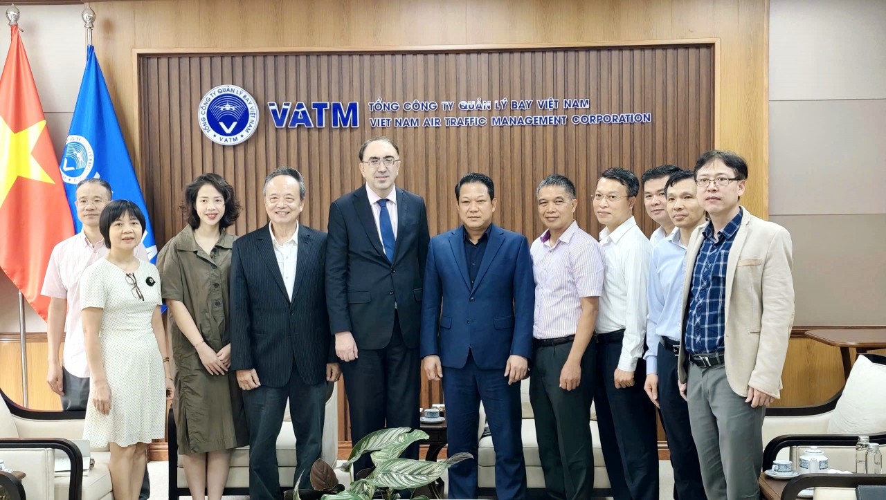The two sides discuss measures to promote air connectivity. (Photo: Bach Duong) The two sides discuss measures to promote air connectivity. (Photo: Bach Duong)