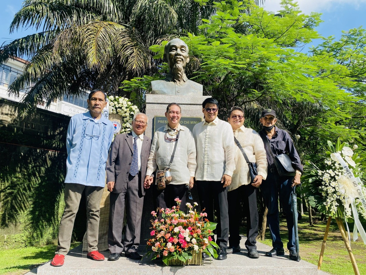 Nguyen Thac Dinh (second from left), Standing Vice President of the Vietnam–Philippines Friendship Association, and leaders of the Philippines–Vietnam Friendship Association lay flowers at the statue of President Ho Chi Minh in ASEAN Park, Manila, the Philippines, in June 2023. (Photo: Courtesy of the interviewee) Nguyen Thac Dinh (second from left), Standing Vice President of the Vietnam–Philippines Friendship Association, and leaders of the Philippines–Vietnam Friendship Association lay flowers at the statue of President Ho Chi Minh in ASEAN Park, Manila, the Philippines, in June 2023. (Photo: Courtesy of the interviewee)