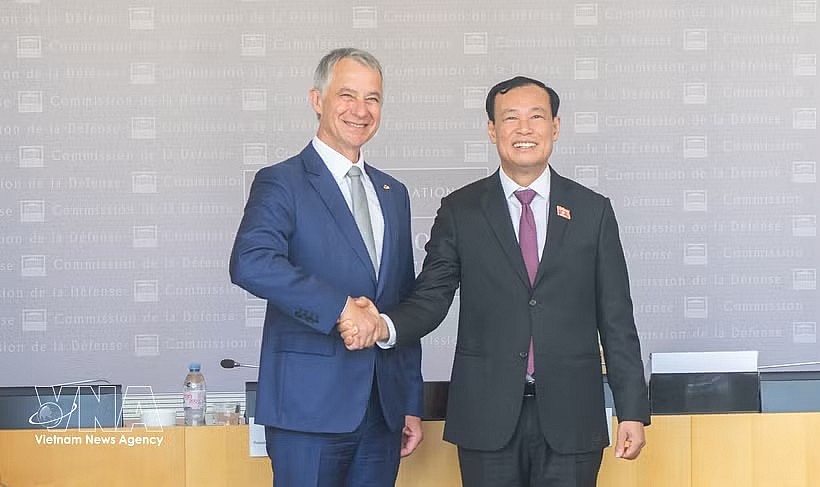 Chairman of the National Assembly's Committee for National Defence, Security and Foreign Affairs Le Tan Toi (R) meets with Jean-Michel Jacques, Chairman of the French National Assembly's National Defence and Armed Forces Committee. (Photo: VNA)