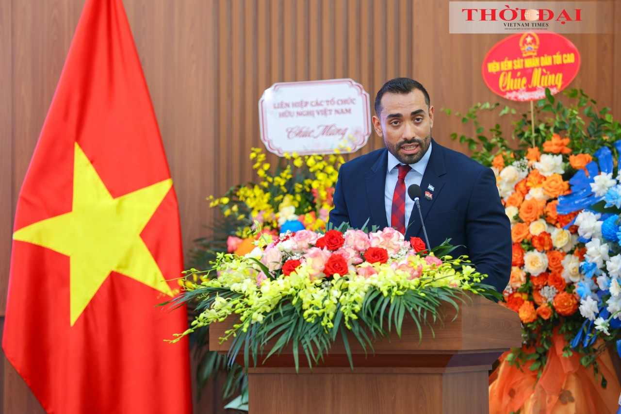 Nicaraguan Ambassador to Vietnam Mario José Armengol Campos delivers remarks at the friendship gathering. (Photo: Dinh Hoa)
