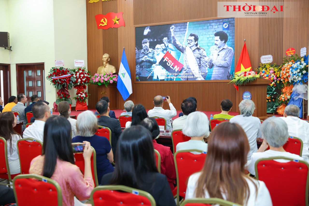 Delegates watch a documentary highlighting the major achievements of the Sandinista Revolution and the Sandinista National Liberation Front (FSLN). (Photo: Dinh Hoa)