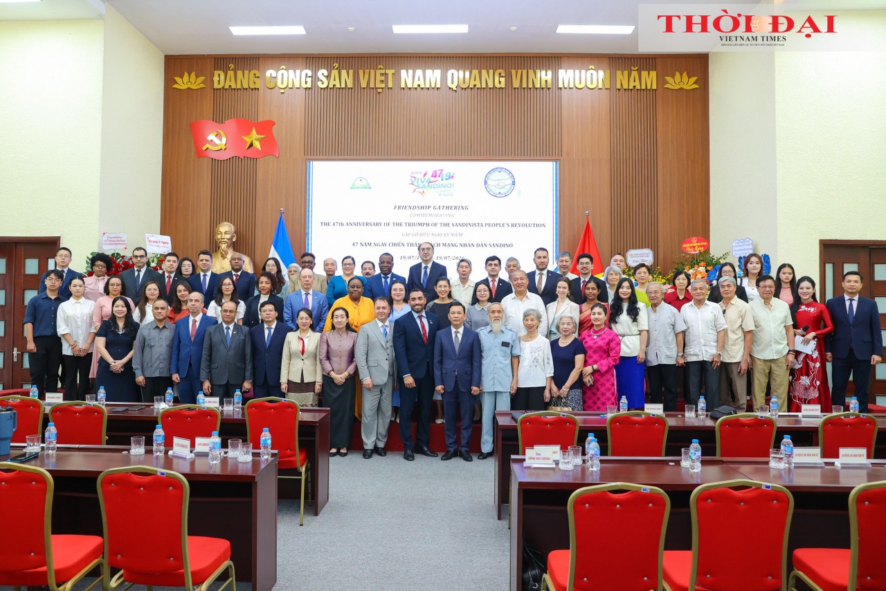 Delegates pose for a commemorative group photo. (Photo: Dinh Hoa)