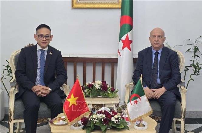 Tổng Thư ký Đảng FLN Abdelkrim Benmbarek tiếp Đại sứ Trần Quốc Khánh đến chào kết thúc nhiệm kỳ về nước. Tổng Thư ký Đảng FLN Abdelkrim Benmbarek tiếp Đại sứ Trần Quốc Khánh đến chào kết thúc nhiệm kỳ về nước.