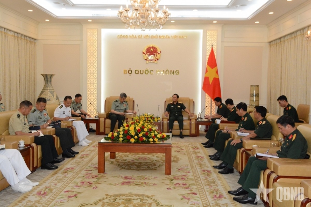 Đại tướng Nguyễn Tân Cương, Tổng Tham mưu trưởng Quân đội nhân dân Việt Nam, Thứ trưởng Bộ Quốc phòng tiếp Thiếu tướng Lưu Khải, Chủ nhiệm Bộ Công tác Chính trị, Đại học Quốc phòng Trung Quốc. Ảnh: qdnd.vn Đại tướng Nguyễn Tân Cương, Tổng Tham mưu trưởng Quân đội nhân dân Việt Nam, Thứ trưởng Bộ Quốc phòng tiếp Thiếu tướng Lưu Khải, Chủ nhiệm Bộ Công tác Chính trị, Đại học Quốc phòng Trung Quốc. Ảnh: qdnd.vn