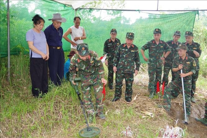 Authorities recover the remains of fallen soldier Ma Van Gi in Minh Tam Commune (Photo: Phuong Quyen/VNA)