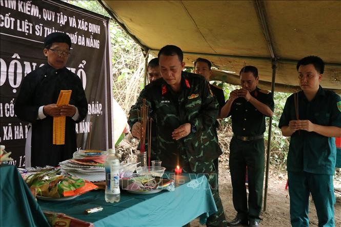 Colonel Tran Huu Ich, Commander of the Da Nang Municipal Military Command, performs a spiritual ceremony before the search and recovery of fallen soldiers' remains at Da Sap Cave, Lam Tay Village, Ha Nha Commune (Photo: Khoa Chuong/VNA)