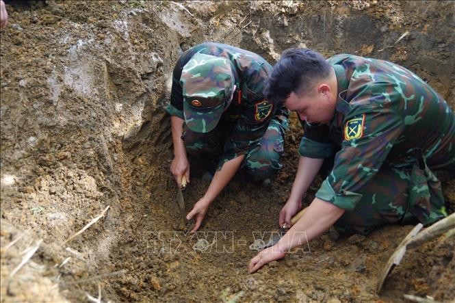 Authorities recover the remains of fallen soldier Ma Van Gi in Minh Tam Commune (Photo: Phuong Quyen/VNA)
