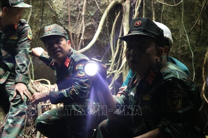 The Da Nang Municipal Military Command surveys Da Sap Cave (Lam Tay Village, Ha Nha Commune), where numerous artifacts belonging to fallen soldiers were discovered (Photo: Khoa Chuong/VNA)