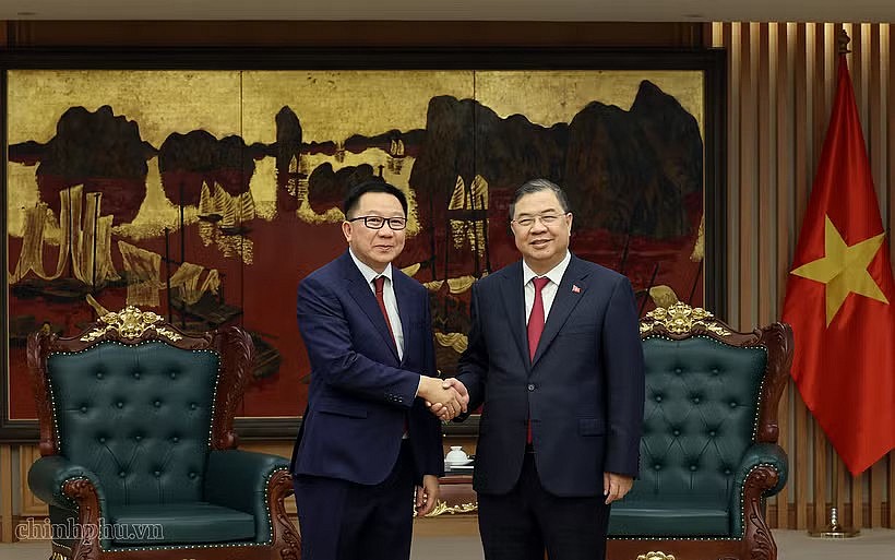Permanent Deputy Prime Minister Pham Gia Tuc (right) reveives Lao Minister of Agriculture and Environment Linkham Douangsavanh in Hanoi on July 14. (Photo: VGP/PN)