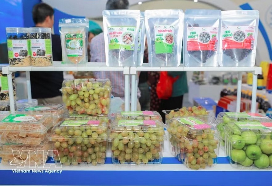 Grape, apple, and seaweed products from Trang Huynh Green Agricultural Facility in Phuoc Dinh commune, Khanh Hoa province at the 2025 Autumn Fair. (Photo: VNA)