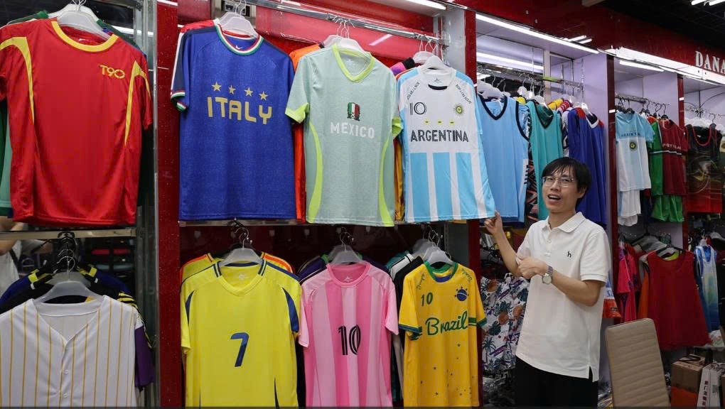 Thiết kế tạo lợi thế, hàng hóa World Cup của Nghĩa Ô (Trung Quốc) bùng nổ đơn hàng