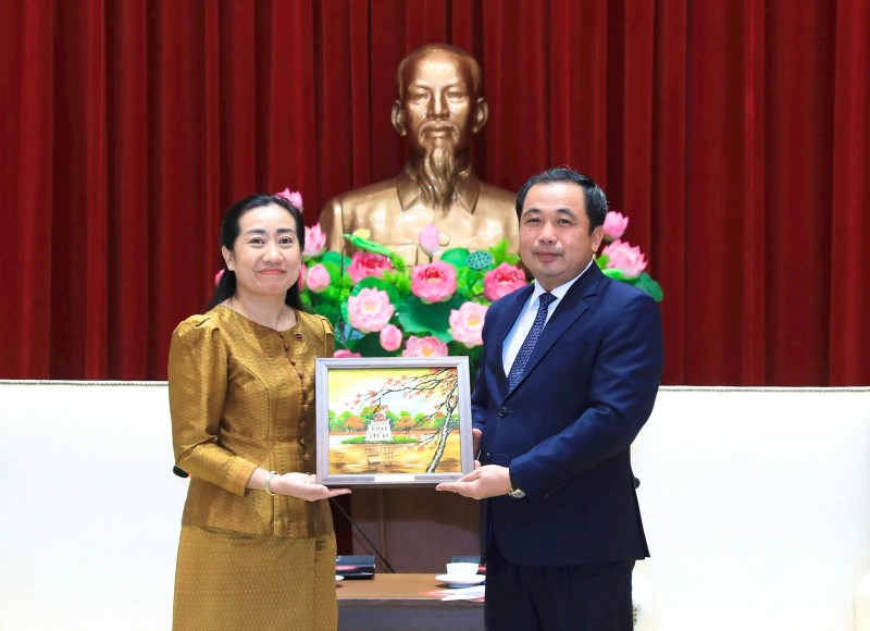 Uỷ viên Bộ Chính trị, Bí thư Thành ủy Trần Đức Thắng (phải) trao quà lưu niệm của Thành phố cho Đại sứ Campuchia Touch Sopharath