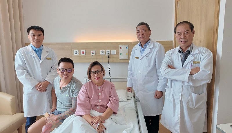 Chị H.V. và chồng xúc động và hạnh phúc trước ngày xuất viện
