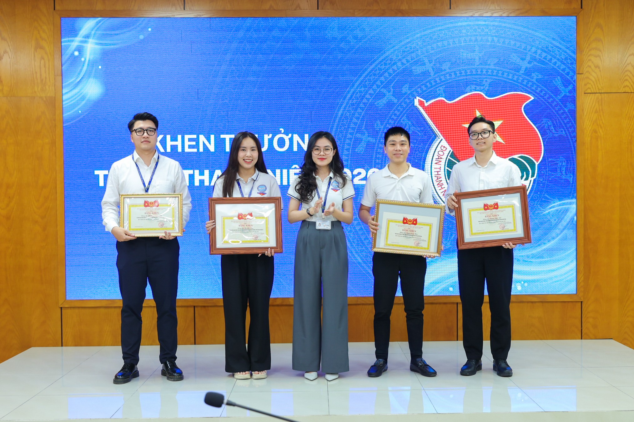 Ban Tổ chức trao bằng khen của Đoàn Thanh niên Mặt trận Tổ quốc, các đoàn thể Trung ương trao tặng cho các cá nhân có thành tích xuất sắc, hoạt động tích cực. (Ảnh: Đinh Hòa)