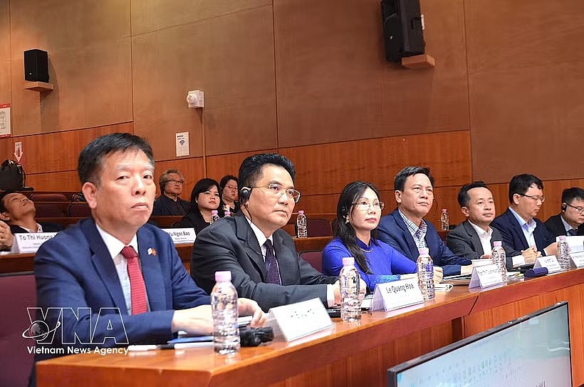 Vietnamese Ambassador to the RoK Vu Ho (first, left) and other participants in the conference in Seoul on July 14 (Photo: VNA)