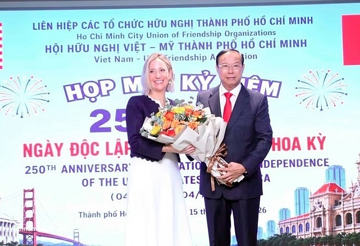 Nguyen Van Tho (R), Permanent Vice Chairman of the Ho Chi Minh City People's Council and Chairman of the municipal Vietnam-US Friendship Association (Photo: VNA)