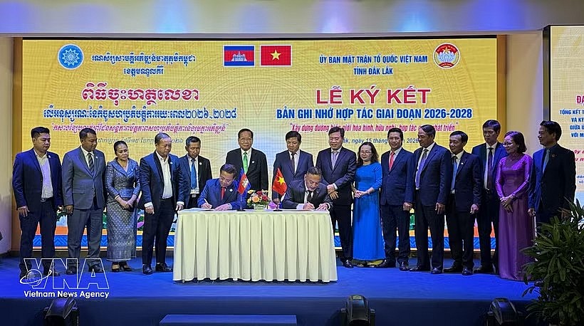The signing ceremony of a memorandum of understanding between the Vietnam Fatherland Front Committee of Dak Lak and the Cambodian Front for National Development of Mondulkiri (Photo: VNA)