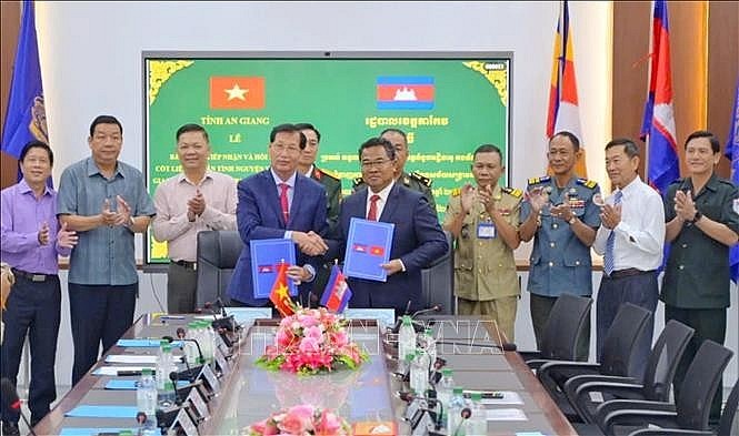 Vietnam Receives 14 Remains of Volunteer Soldiers and Experts from Cambodia Vietnam Receives 14 Remains of Volunteer Soldiers and Experts from Cambodia