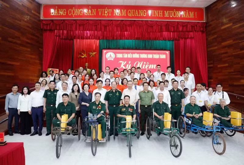 Party General Secretary and State President To Lam poses for a group photo with staff and invalids and sick soldiers at the Thuan Thanh Invalids Nursing Centre. (Photo: VNA) Party General Secretary and State President To Lam poses for a group photo with staff and invalids and sick soldiers at the Thuan Thanh Invalids Nursing Centre. (Photo: VNA)