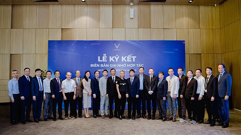 Đại diện VinFast và 19 Đại học, trường Đại học tại lễ ký kết. 