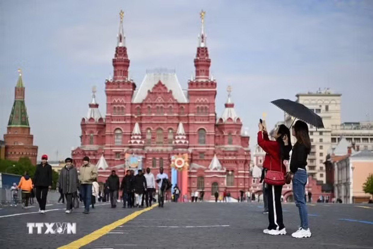 Tourists visit Red Square in Moscow, Russia. (Photo: AFP/VNA)