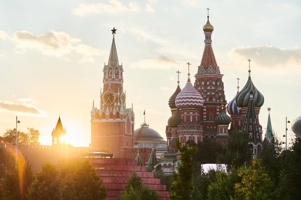 Visit Red Square to admire distinctive architectural landmarks such as the Spasskaya Tower and St. Basil’s Cathedral. (Photo: Moscow City Tourism Committee)