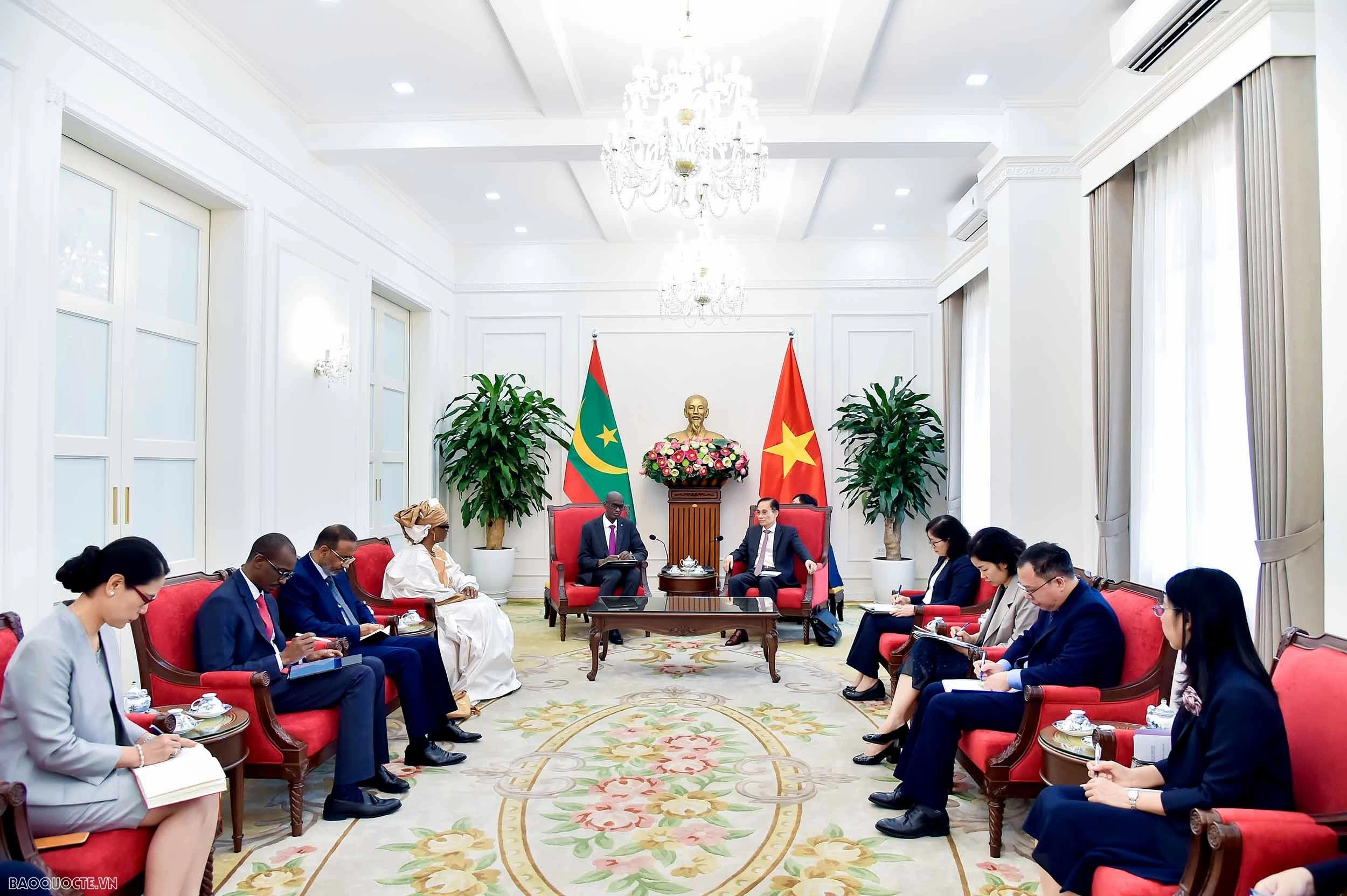 Ủy viên Bộ Chính trị, Bộ trưởng Ngoại giao Lê Hoài Trung đã tiếp Bộ trưởng, Tổng Thư ký Chính phủ Mauritania Moctar Al Housseynou Lam đang có chuyến thăm chính thức lần đầu tiên tới Việt Nam.