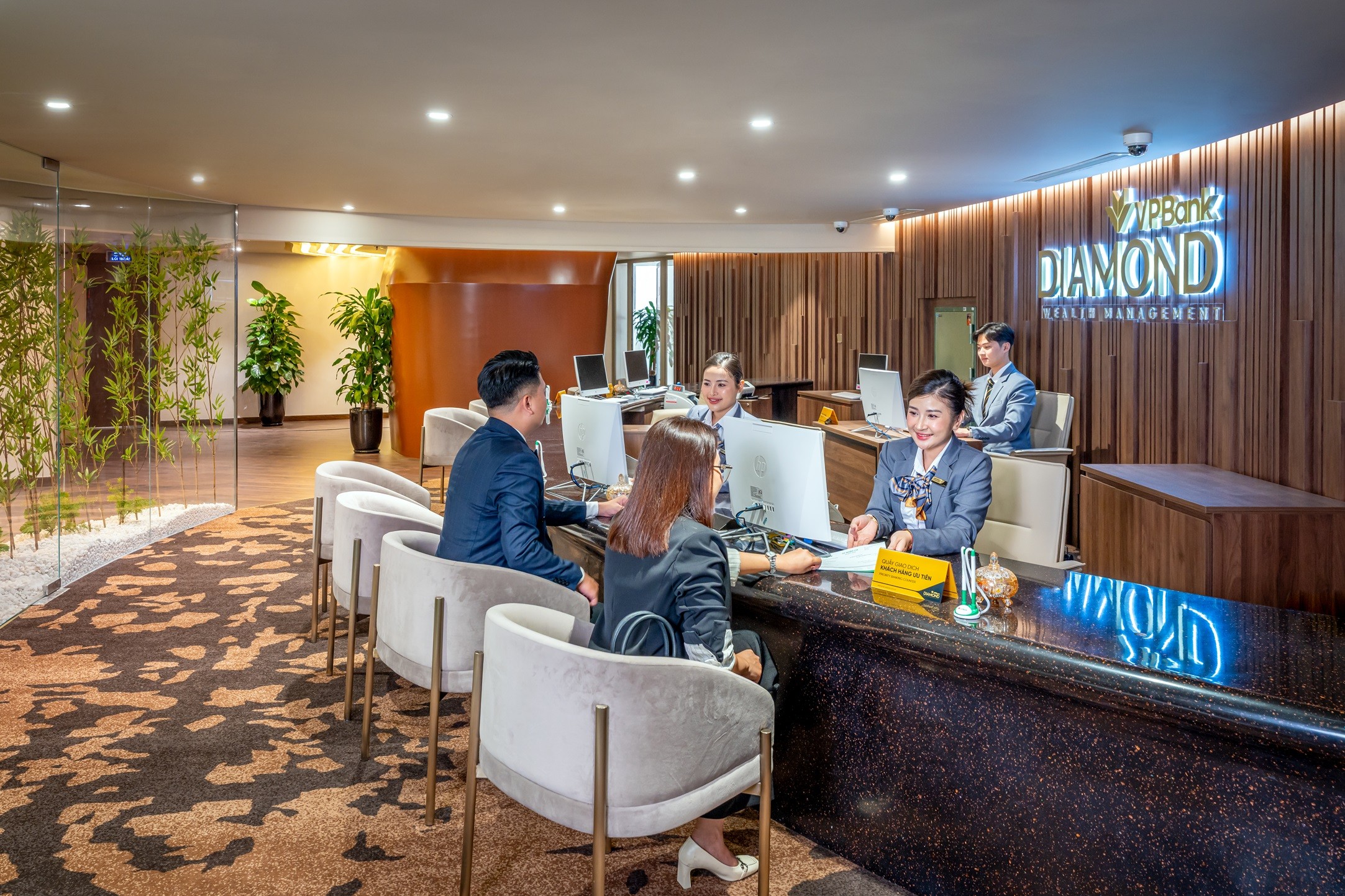 Family Banking là một dấu ấn khác biệt của VPBank Diamond Family Banking là một dấu ấn khác biệt của VPBank Diamond