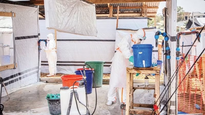 Nhân viên làm việc tại một trung tâm điều trị Ebola ở tỉnh Ituri, CHDC Congo. (Ảnh: Tân Hoa xã)
