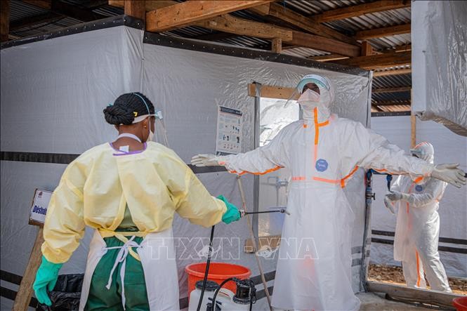 Healthcare workers carry out disinfection procedures at an Ebola treatment center in Ituri Province, the Democratic Republic of the Congo. (Photo: Xinhua/VNA)