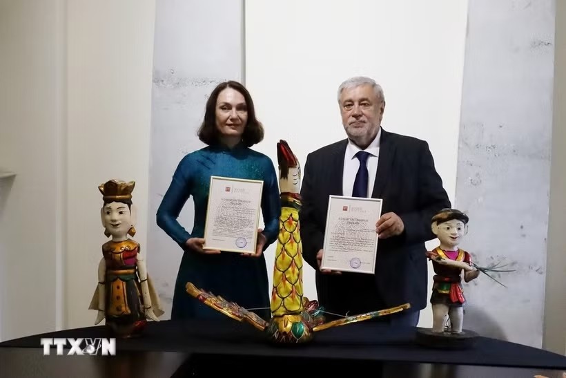Elena Bezdetko (left), wife of Russian Ambassador to Vietnam Gennady Bezdetko, hands over artefacts donated by the Thang Long Water Puppet Theatre to Russia’s State Museum of Oriental Art. (Photo: Van Hieu/VNA) Elena Bezdetko (left), wife of Russian Ambassador to Vietnam Gennady Bezdetko, hands over artefacts donated by the Thang Long Water Puppet Theatre to Russia’s State Museum of Oriental Art. (Photo: Van Hieu/VNA)