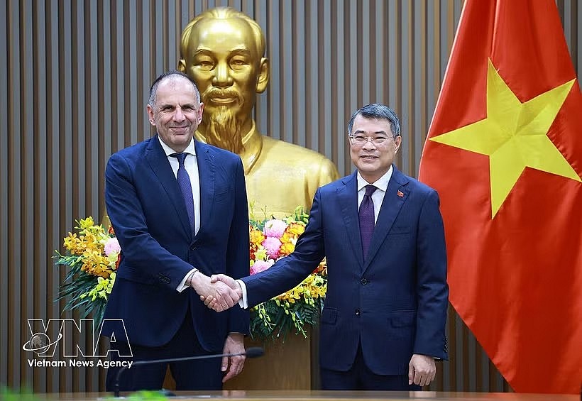 Prime Minister Le Minh Hung (R) receives Greek Minister of Foreign Affairs George Gerapetritis in Hanoi on July 17. (Photo: VNA) Prime Minister Le Minh Hung (R) receives Greek Minister of Foreign Affairs George Gerapetritis in Hanoi on July 17. (Photo: VNA)