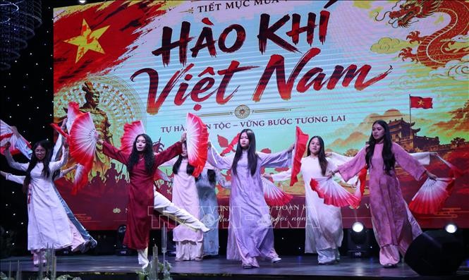 Tiết mục văn nghệ tham gia dự thi chương trình Giao lưu tiếng Việt của các thanh niên, sinh viên kiều bào. Tiết mục văn nghệ tham gia dự thi chương trình Giao lưu tiếng Việt của các thanh niên, sinh viên kiều bào.
