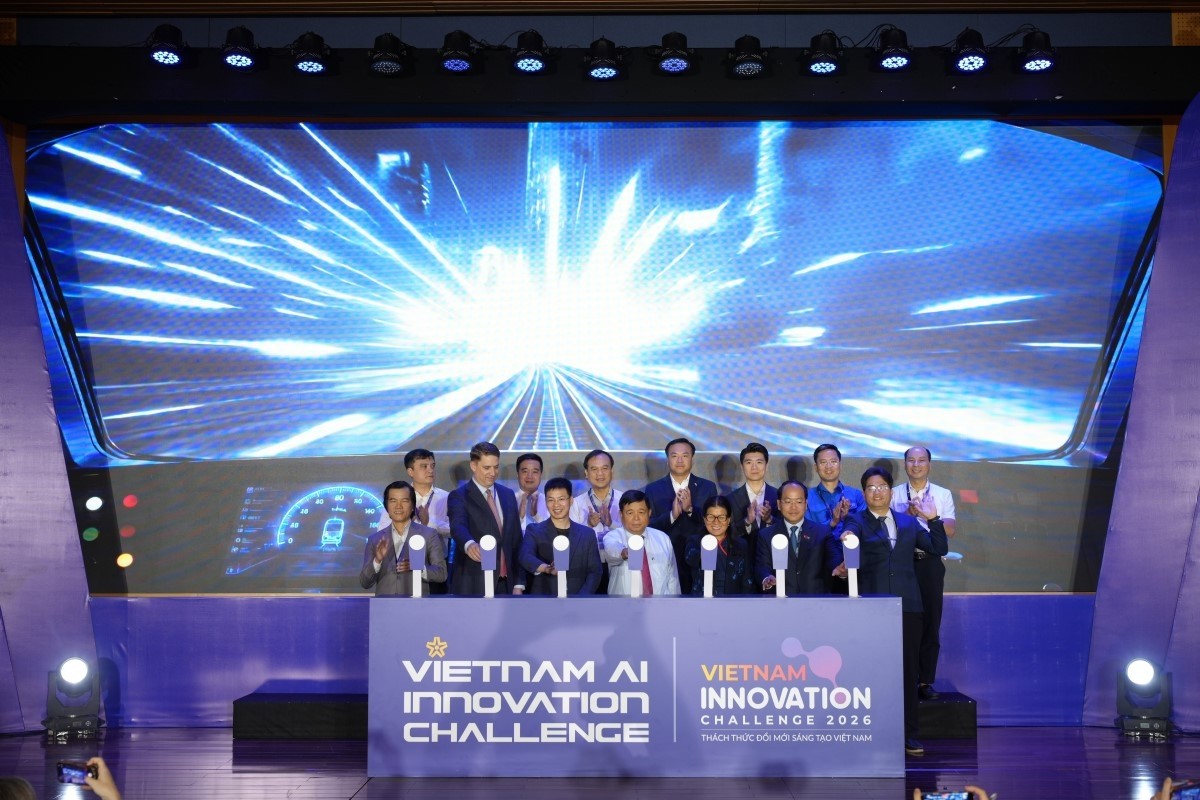 Các đại biểu thực hiện nghi thức phát động Chương trình Thách thức Đổi mới sáng tạo Việt Nam 2026 và Cuộc thi Olympic Trí tuệ nhân tạo Quốc tế 2027. Ảnh: baodautu.vn