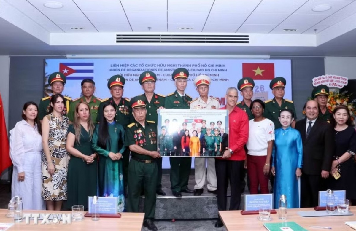 Đại diện Ban liên lạc truyền thống Tiểu đoàn 261 Giron tại Thành phố Hồ Chí Minh tặng ảnh kỷ niệm cho ông Mauricio Alejandro Martínez Duque, Tổng Lãnh sự Cộng hòa Cuba tại Thành phố Hồ Chí Minh. Ảnh: Xuân Khu/TTXVN