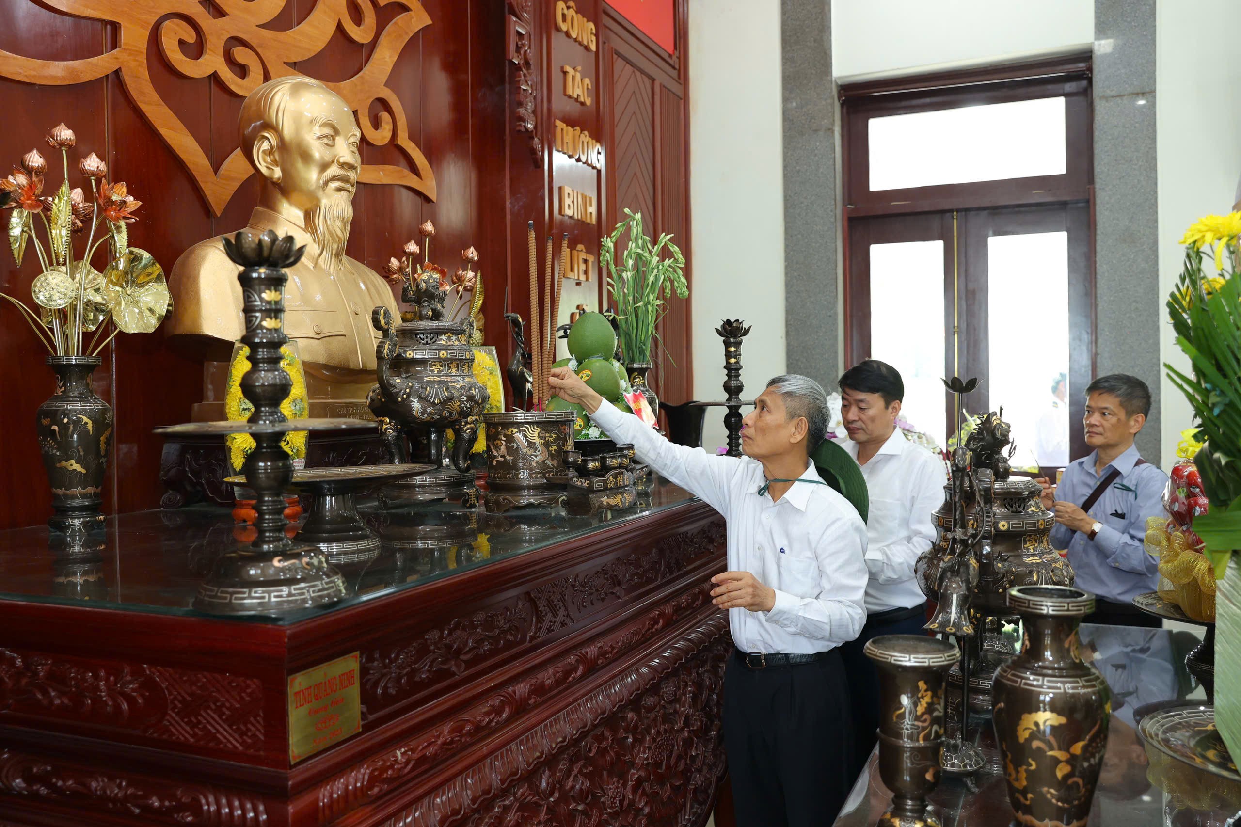 Đoàn đại biểu dâng hương, tưởng niệm các Anh hùng Liệt sĩ tại Nghĩa trang Quốc gia Đường 9. (Ảnh: Đinh Hòa) Đoàn đại biểu dâng hương, tưởng niệm các Anh hùng Liệt sĩ tại Nghĩa trang Quốc gia Đường 9. (Ảnh: Đinh Hòa)