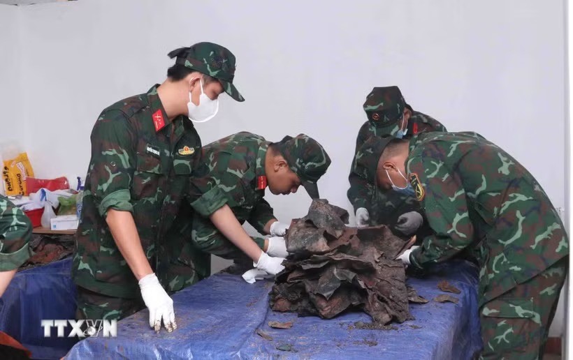 Các quy trình sau khi khai quật hài cốt liệt sỹ được thực hiện cẩn thận, tỉ mỉ, khoa học, đảm bảo an toàn. (Ảnh: TTXVN) Các quy trình sau khi khai quật hài cốt liệt sỹ được thực hiện cẩn thận, tỉ mỉ, khoa học, đảm bảo an toàn. (Ảnh: TTXVN)