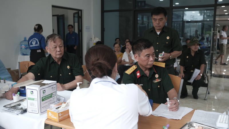 UBND phường Hoàng Liệt phối hợp với Bệnh viện Đại học Y Dược, Đại học Quốc gia Hà Nội (cơ sở Linh Đàm) khám sức khỏe, tư vấn miễn phí cho người có công. (Ảnh: T.L)