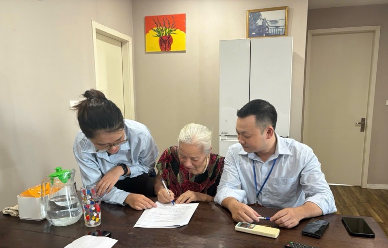 Người dân lưu ý, Trung tâm Phục vụ hành chính công Thành phố sẽ tới tận nhà hỗ trợ công dân cao tuổi thực hiện uỷ quyền BHXH theo quy định: không thu phí, không yêu cầu cài đặt ứng dụng lạ. (Ảnh: TTPVHCCHN)