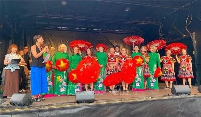 The performance of the Vietnamese community was honoured at the event. (Photo: Nhan Dan)