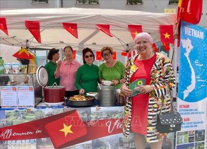 A member of the German Federal Parliament Claudia Roth visits a Vietnamese pavilion. (Photo: VNA)