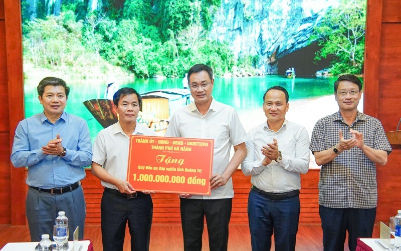  Da Nang provides Quang Tri province with VND 1 billion to support gratitude activities. (Photo: Mai Quang/danang.gov.vn)