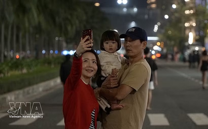A Korean tourist family poses for a photo in the coastal city of Da Nang. (Photo: VNA) A Korean tourist family poses for a photo in the coastal city of Da Nang. (Photo: VNA)