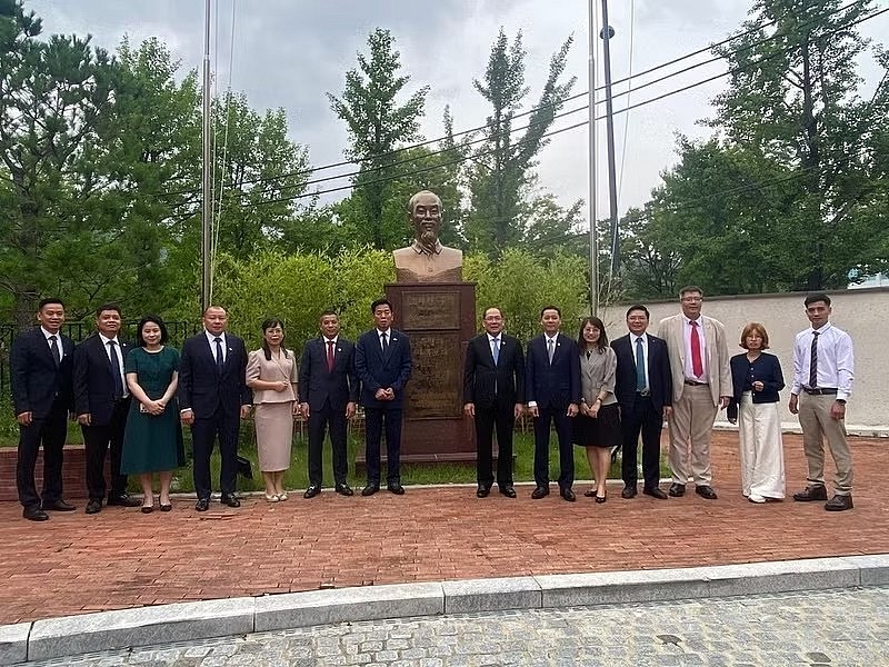 The delegation poses for a commemorative photo with embassy staff and representatives of Vietnamese associations in the Republic of Korea. The delegation poses for a commemorative photo with embassy staff and representatives of Vietnamese associations in the Republic of Korea.