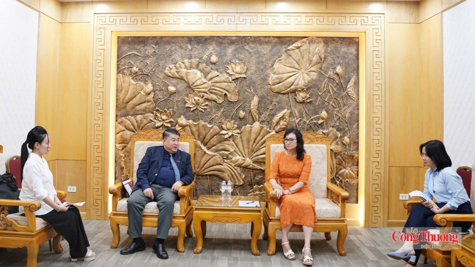 Thúc đẩy đưa hàng Việt vào hệ thống phân phối và thị trường quốc tế
