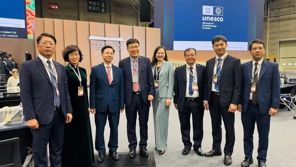 Deputy Minister of Foreign Affairs Ngo Le Van (third from the left), Session Chairperson Lee Byong-hyun, and local leaders. (Photo: VNA correspondent in the Republic of Korea)